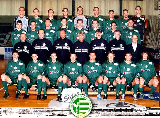 Mátyus (bovenste rij 4de van rechts) met het team van Gyóri ETO FC voor het seizoen 2005-2006.