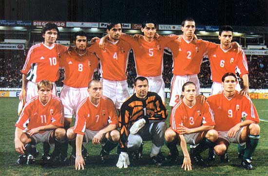 Hrutka (met het nummer 2) met het Hongaars nationaal elftal bij een wedstrijd tegen Liechtenstein in 1999.