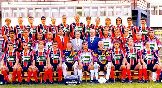 Mátyus met het team van Kispest-Honvéd in 1995.