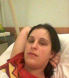 Méry in het ziekenhuis na haar operatie in februari 2006.