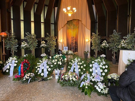 De begrafenisdienst voor de overleden Mészáros.