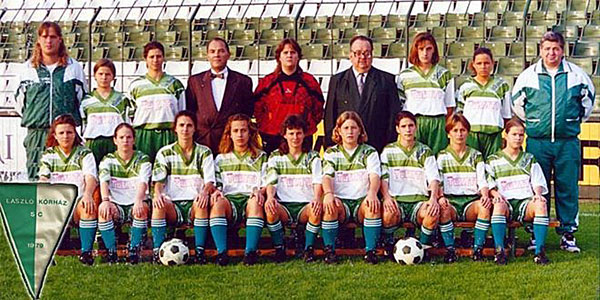 Milassin Erzsébet met het team Tüvati-Laszlo Korhaz SC 1994-1995.