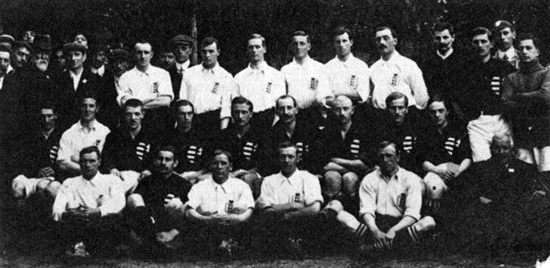 De Hongaarse nationale ploeg onder leiding van Minder Frigyes bij de wedstrijd van 29 mei 1909 tegen Engeland