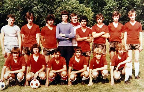 Mracskó (gehurkt uiterst links) met het jeugdteam van Mezőkovácsháza MTE.