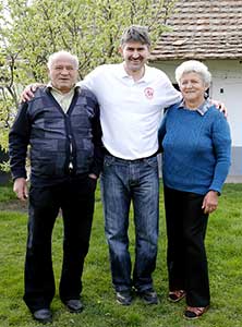 Mracskó Mihály met zijn ouders recenter.