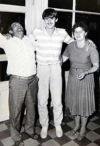 Mracskó Mihály met zijn ouders, vroeger.