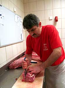Mracskó aan het werk in de slagerij.