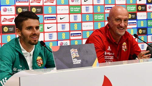 Nagy Ádám, samen met bondscoach Marco Rossi, op een persconferentie over het Hongaars nationaal elftal op 13 juni 2022.