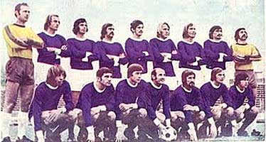 Újpesti Dózsa 1973-74 met Nagy László gehurkt uiterst rechts.