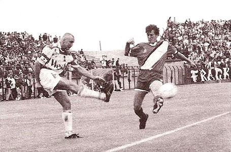 Nagy Norbert (rechts) tegen Simon Tibor in actie tijdens een wedstrijd tegen Ferencváros.