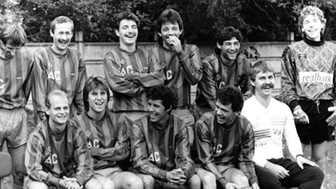 Nagy Tibor (staande 2de van rechts) met een geamuseerd Vác FC-Samsung...