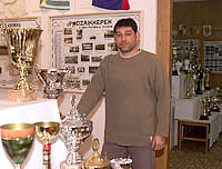 Nagy Tibor met wat trofeeën in zijn kast.