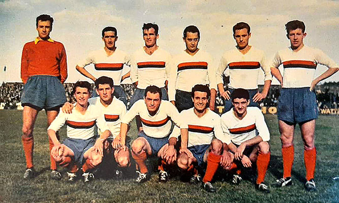 Nemes Gyula met het team van FC Luik in het seizoen 1959-1960.