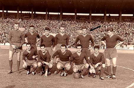 Nemes Gyula met het team van FC Luik in het seizoen 1959-1960.