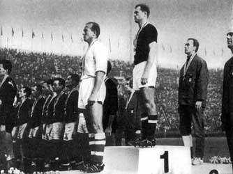 Novák Dezsõ op het Olympisch podium.
