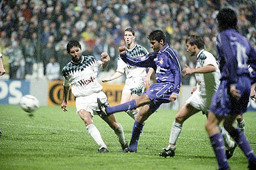 Raúl maakt het doelpunt voor Real Madrid voor de neus van Nyilas.