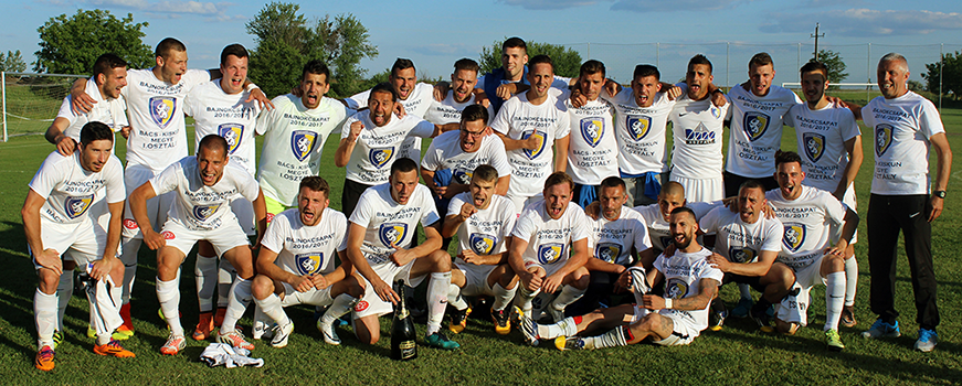 Het kampioensteam van Duna Aszfalt TVSE-Tiszakécske dat de promotie naar de NB II realiseerde met (staand uiterst rechts) coach Nyolas Elek.