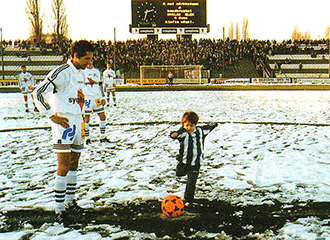 Nyilas Elek met zijn zoontje Elek Jr. in 1996.