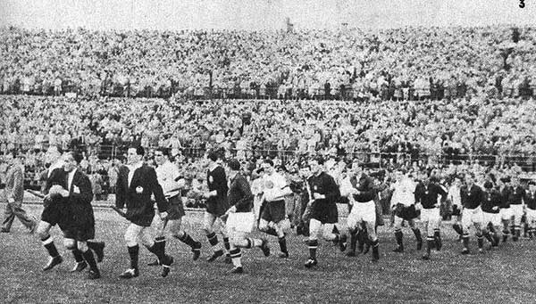 De Hongaarse ploeg loopt het veld op voor de wedstrijd tegen Oostenrijk op 24 april 1955.