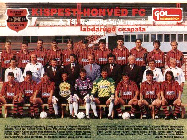 Orosz Ferenc (zittend uiterst links) met Kispest-Honvéd 1990.