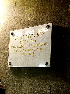 Gedenkplaat ter ere van Orth aan van zijn middelbare school in Budapest.