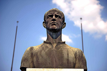 Het standbeeld van Orth in het stadion van MTK, 