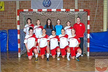 Anita met het team Dunakeszi Kinizsi Futsal...