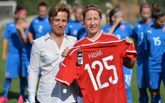 Anita gevierd na haar 125ste wedstrijd voor Hongarije gespeeld te hebben (3 augustus 2015 tegen Wit-Rusland, winst 2-0).