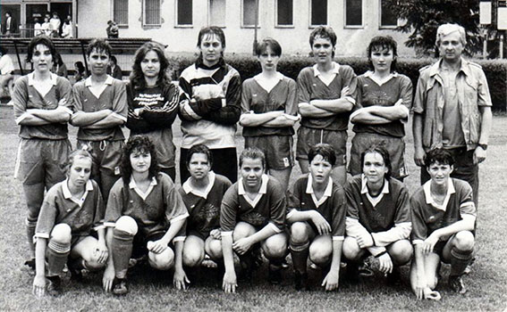 Levay Andrea (staande links) met de ploeg Szolnoki TE 1991-1992. Ook een jeugdige Pádár Anita stond in dat team (gehurkt 3de van rechts)