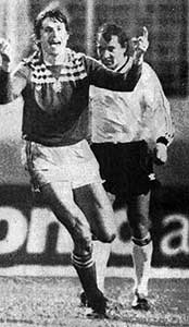 Péter Zoltán vierend na zijn goal tijdens de wedstrijd tegen Duitsland op 29-1-1985.
