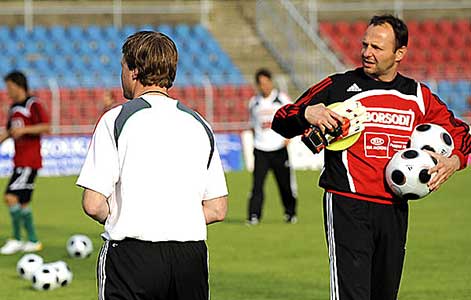 Petry als keepertrainer van de Hongaarse nationale ploeg, samen met Erwin Koeman, hoofdtrainer.