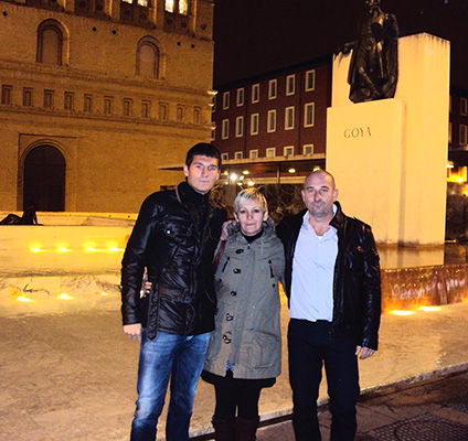 Ádám samen met zijn ouders (december 2011).