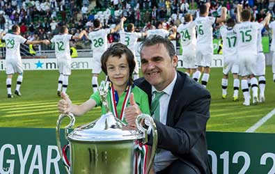 Pintér met zijn zoontje Filip bij de viering van de kampioenstitel met Gyõri ETO FC in 2013.