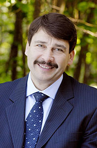 Áder János, President van Hongarije, schoonbroer van Pölöskei Gábor.