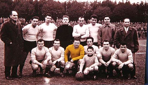Puskás (gehurkt midden) met het team Signa 1914 op 23 februari 1958.