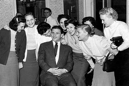Puskás Ferenc omringd door een paar voetbalvrouwen (1955)