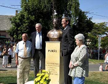 Inhuldiging van het borstbeeld van Puskás Ferenc in Zalaszabar op 23 juni 2007.
