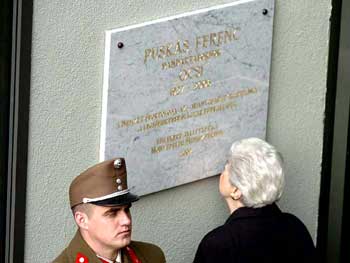 op 7 december 2007 werd aan het Ministerie van Defensie een gedenkplaat ter ere van Öcsi bácsi ingehuldigd. 