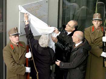 op 7 december 2007 werd aan het Ministerie van Defensie een gedenkplaat ter ere van Öcsi bácsi ingehuldigd. 