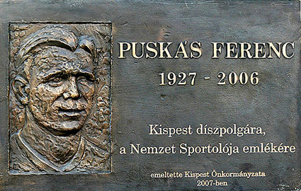 Gedenkplaat aan het'Bozsik József Stadion'. 