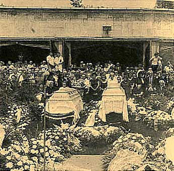 De begrafenisdienst van Pusztai Lásló en zijn echtgenote Ágnes.