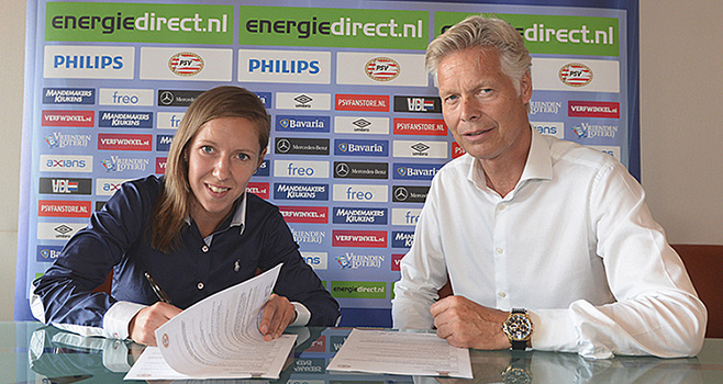 Rácz Zsófia bij de ondertekening van haar contract bij PSV Eindhoven, met directielid Peter Fossen naast haar.