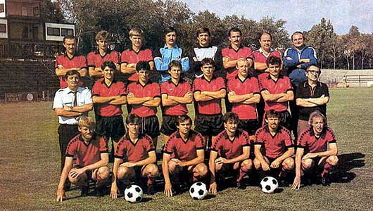 Róth Antal met het team van Pécsi Munkas SC 1986.