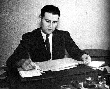 Sárosi György op zijn kantoor.