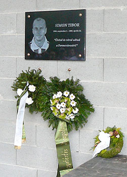 Gedenkplaat ter ere van Simon Tibor in het Stadion van Ferencváros, de 'Groupama Arena'.