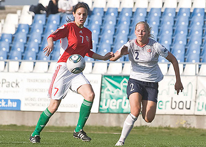 Sipos Lilla in strijd met Marta Lund tijdens een EK-kwalificatiewedstrijd Hongarije-Noorwegen van 11-9-2011.