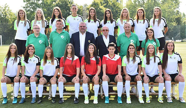 Het team 2017-2018 van Gyõri ETO FC met (4de van links bovenste rij) Sipos Lilla.