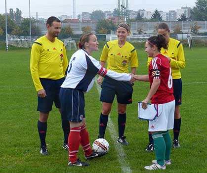 De nationale ploegen van Hongarije (links) en het Verenigd Koninkrijk (rechts) bij een Europese wedstrijd tussen de politieploegen van die landen in oktober 2015.  De aftrap.