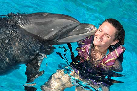 Angéla met de dolfijnen in bad, juli 2012.