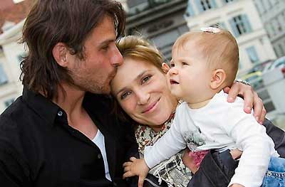 Szabics Imre samen met zijn echtgenote, Anikó, en zijn dochtertje Liliána Zoé.